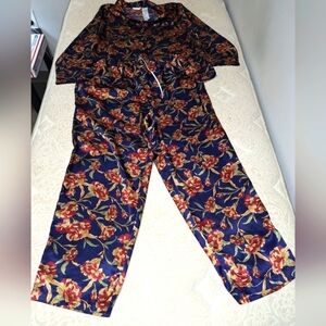 Secret Treasures 2 piece pajama set in a size XL. Silky soft polyester. Loose